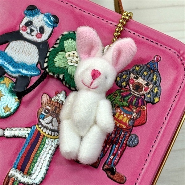 ぬいぐるみチャーム付きトランク缶【プラントベース】(クローバー＆うさぎのぬいぐるみ)