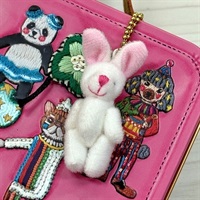 ぬいぐるみチャーム付きトランク缶【プラントベース】(クローバー＆うさぎのぬいぐるみ)