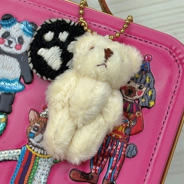 ぬいぐるみチャーム付きトランク缶【プラントベース】(肉球＆くまのぬいぐるみ(アイボリー))