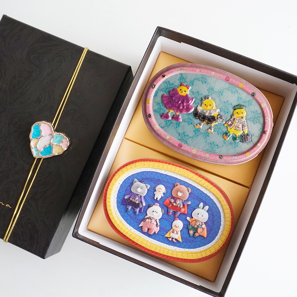 【母の日】 Gift Box - 選べる2缶セット -( C「ピヨコレ缶・ヒーロー缶」)